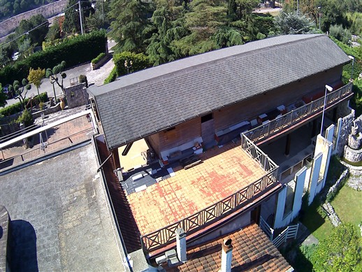 Intera Struttura Ricettiva Con Varie Sale Ristorante, Ampi Spazi Esterni Curati.